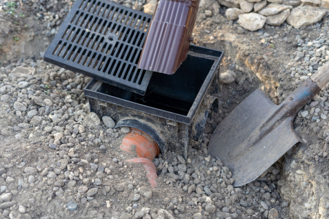 Shovel and drainage in gravel ground